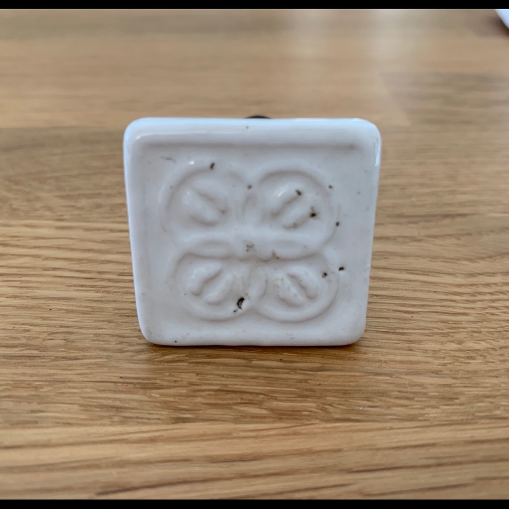 4 Cream Ceramic knobs - Picture 3 of 3